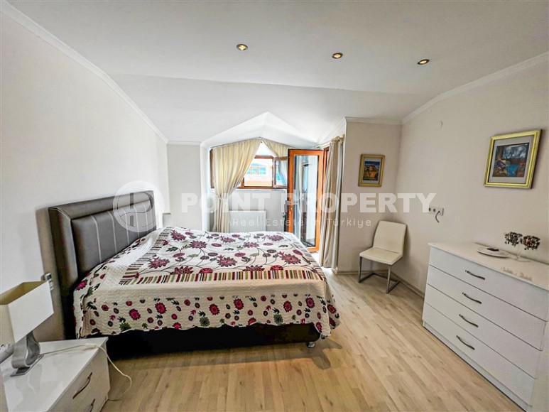 Стильная двухуровневая квартира с дизайнерским ремонтом, на 4-м этаже с мансардой, в 750 метрах от моря-id-6560-фото-6