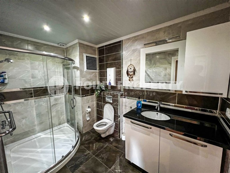 Стильная двухуровневая квартира с дизайнерским ремонтом, на 4-м этаже с мансардой, в 750 метрах от моря-id-6560-фото-9