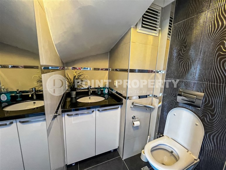 Стильная двухуровневая квартира с дизайнерским ремонтом, на 4-м этаже с мансардой, в 750 метрах от моря-id-6560-фото-11