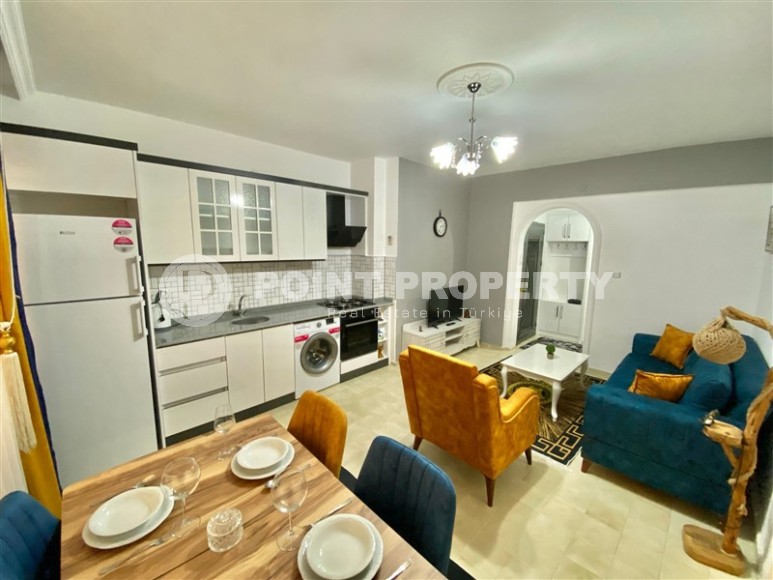 Small apartment with an excellent location 50 meters from the sea, in the center of the popular area of Alanya - Mahmutlar-id-6632-photo-4