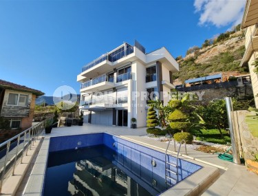 Detached 3-storey villa with pool and garden, two kilometers from the beach-id-6684-photo-1