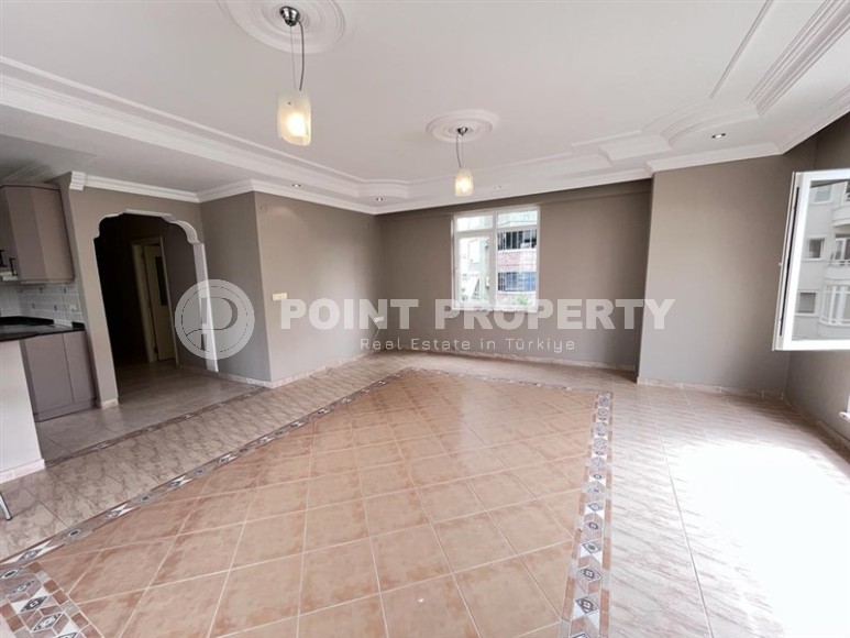 Spacious 3+1 apartment with a total area of 150 m2, on the 2nd floor in a building built in 2003, in the center of Alanya-id-6691-photo-2