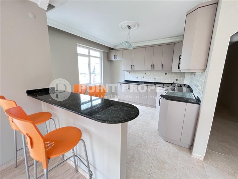 Spacious 3+1 apartment with a total area of 150 m2, on the 2nd floor in a building built in 2003, in the center of Alanya-id-6691-photo-3