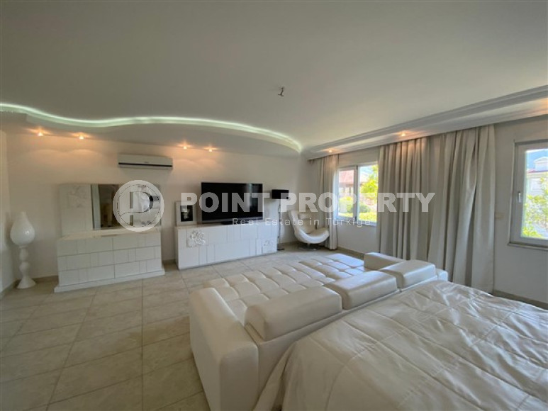 Large five bedroom duplex penthouse, 360m², in a luxury complex in Oba, Alanya-id-1524-photo-19