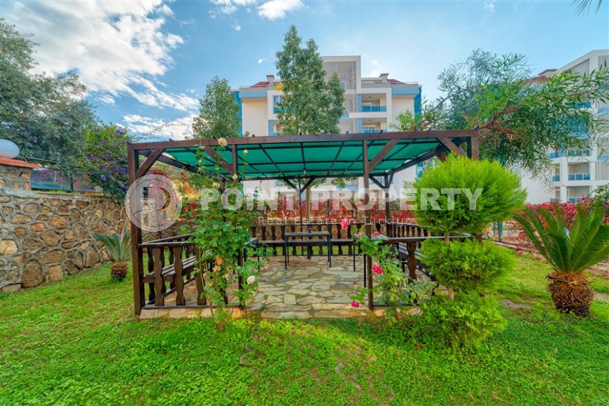 Комфортабельная двухуровневая квартира 2+1, с просторной террасой в саду, в 400 метрах от моря, в центре живописного, ухоженного района Аланьи - Кестель-id-6706-фото-24