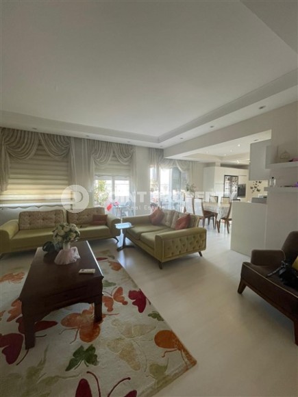 Affordable apartment with an excellent location 250 meters from the sea, in the center of Alanya-id-6725-photo-3