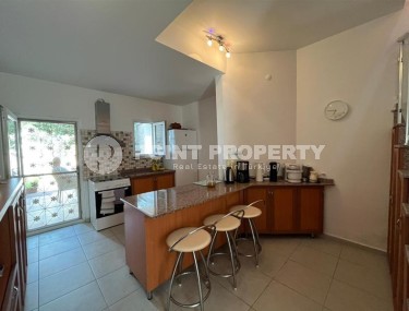 Двухэтажная вилла с просторным садом, в 150 метрах от моря, в живописном районе Аланьи - Демирташ-id-6746-фото-4