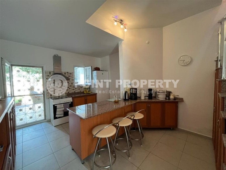 Двухэтажная вилла с просторным садом, в 150 метрах от моря, в живописном районе Аланьи - Демирташ-id-6746-фото-4