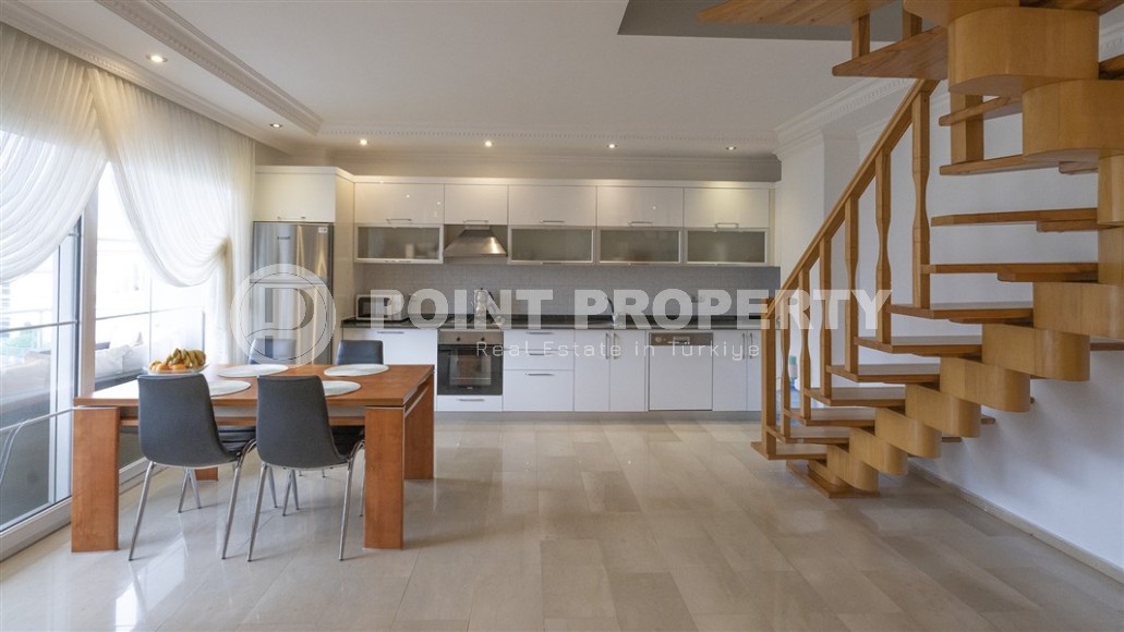 Готовая к проживанию двухуровневая квартира на 5-м этаже с мансардой, в 600 метрах от моря, в центре района Оба-id-6760-фото-1