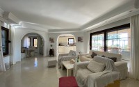 Spacious 3-storey villa with a pool and garden, in the popular resort area of Alanya - Incekum-id-6867-photo-2