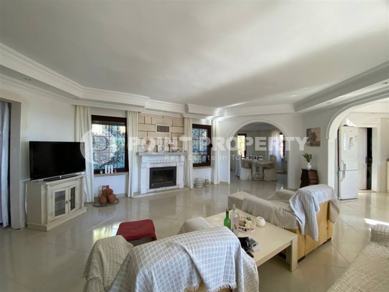 Spacious 3-storey villa with a pool and garden, in the popular resort area of Alanya - Incekum-id-6867-photo-3