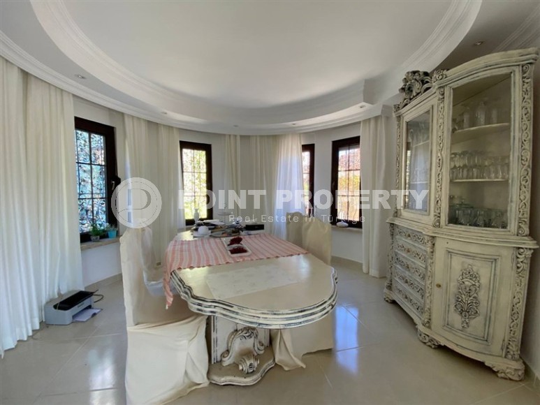 Spacious 3-storey villa with a pool and garden, in the popular resort area of Alanya - Incekum-id-6867-photo-5