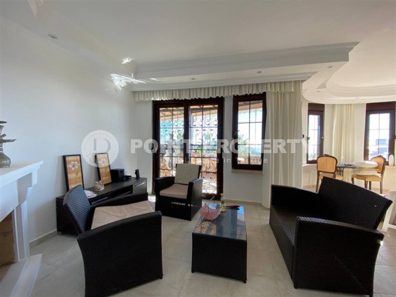 Spacious 3-storey villa with a pool and garden, in the popular resort area of Alanya - Incekum-id-6867-photo-6