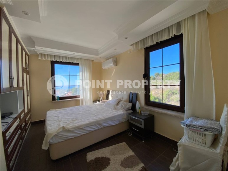 Spacious 3-storey villa with a pool and garden, in the popular resort area of Alanya - Incekum-id-6867-photo-10