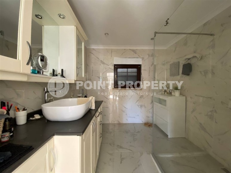 Spacious 3-storey villa with a pool and garden, in the popular resort area of Alanya - Incekum-id-6867-photo-16