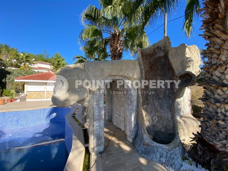 Spacious 3-storey villa with a pool and garden, in the popular resort area of Alanya - Incekum-id-6867-photo-25