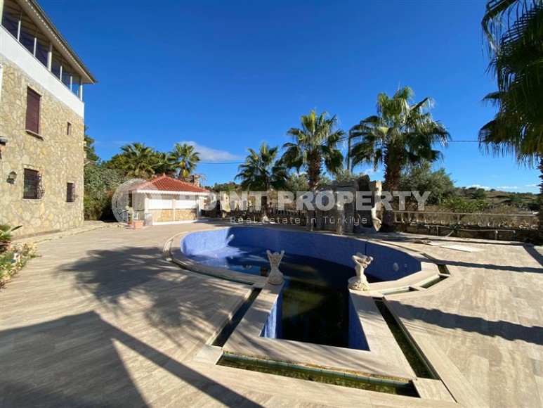 Spacious 3-storey villa with a pool and garden, in the popular resort area of Alanya - Incekum-id-6867-photo-26