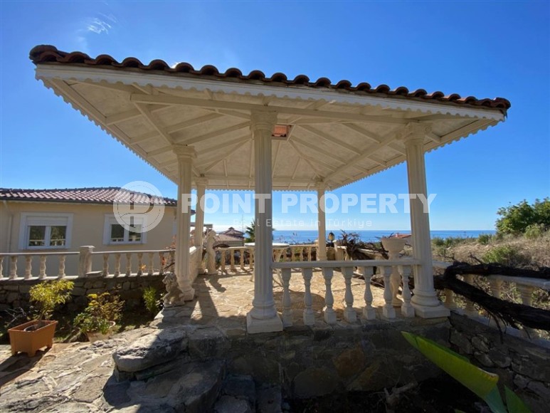 Spacious 3-storey villa with a pool and garden, in the popular resort area of Alanya - Incekum-id-6867-photo-27