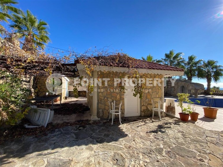 Spacious 3-storey villa with a pool and garden, in the popular resort area of Alanya - Incekum-id-6867-photo-31