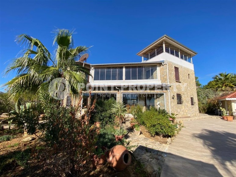 Spacious 3-storey villa with a pool and garden, in the popular resort area of Alanya - Incekum-id-6867-photo-32