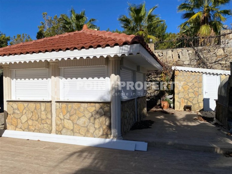 Spacious 3-storey villa with a pool and garden, in the popular resort area of Alanya - Incekum-id-6867-photo-33