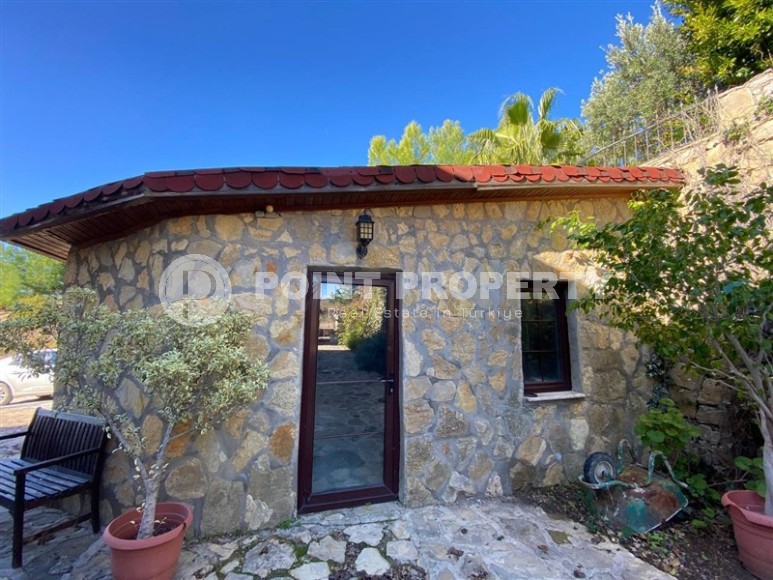 Spacious 3-storey villa with a pool and garden, in the popular resort area of Alanya - Incekum-id-6867-photo-35