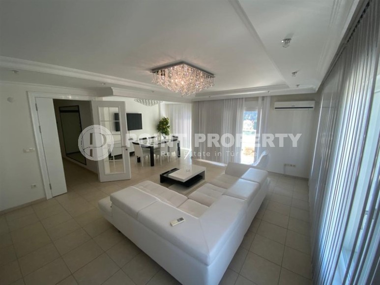 Large two-level apartment 5+1, with a total area of 380 m2, on the 4th floor with an attic in a popular area of Alanya - Lower Oba-id-6895-photo-2