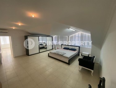 Large two-level apartment 5+1, with a total area of 380 m2, on the 4th floor with an attic in a popular area of Alanya - Lower Oba-id-6895-photo-3