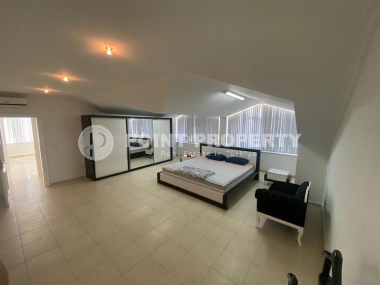 Large two-level apartment 5+1, with a total area of 380 m2, on the 4th floor with an attic in a popular area of Alanya - Lower Oba-id-6895-photo-3