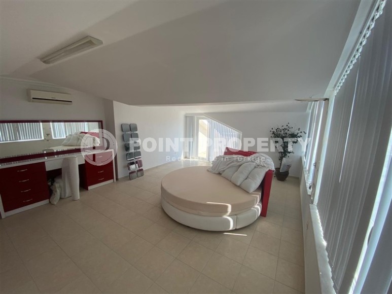 Large two-level apartment 5+1, with a total area of 380 m2, on the 4th floor with an attic in a popular area of Alanya - Lower Oba-id-6895-photo-4