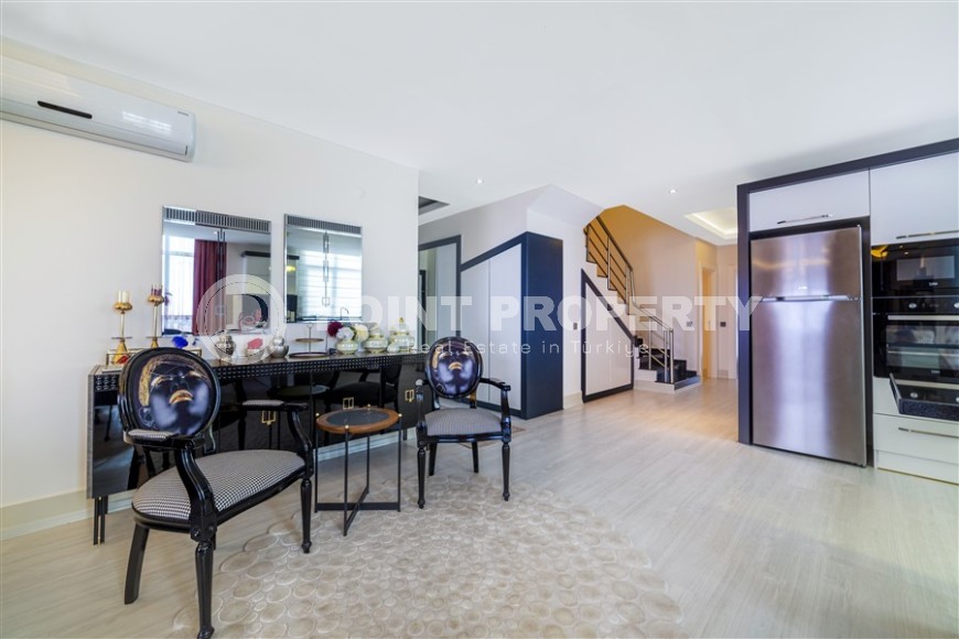 Атмосферная двухуровневая квартира с панорамным видом на море, на 9-м этаже с мансардой, в центре района Тосмур-id-6924-фото-3