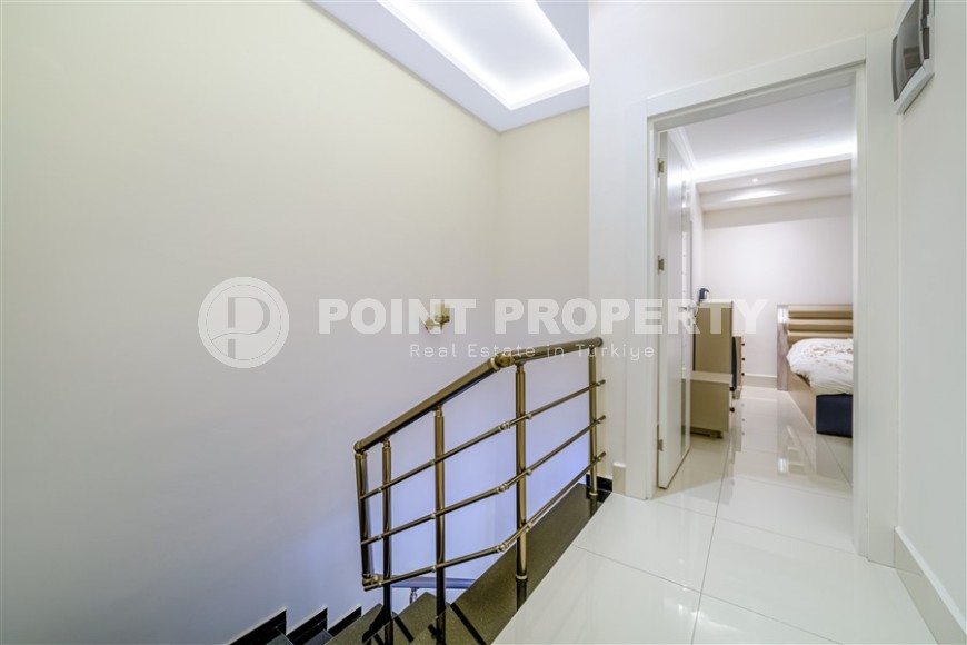 Атмосферная двухуровневая квартира с панорамным видом на море, на 9-м этаже с мансардой, в центре района Тосмур-id-6924-фото-9