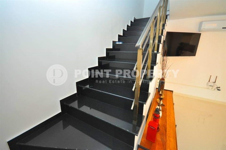 Просторная двухуровневая квартира с тремя спальными комнатами, на 5-м этаже с мансардой, в центре Аланьи-id-7028-фото-9