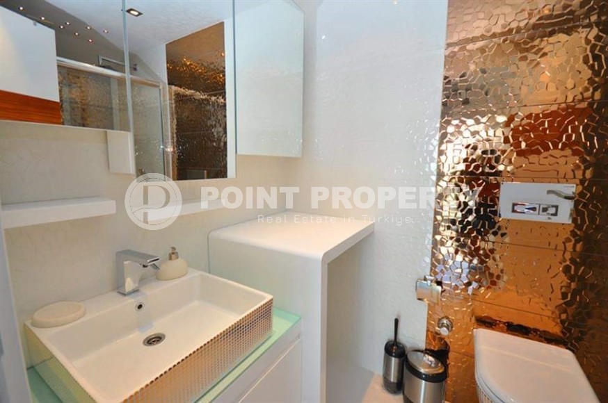 Просторная двухуровневая квартира с тремя спальными комнатами, на 5-м этаже с мансардой, в центре Аланьи-id-7028-фото-12