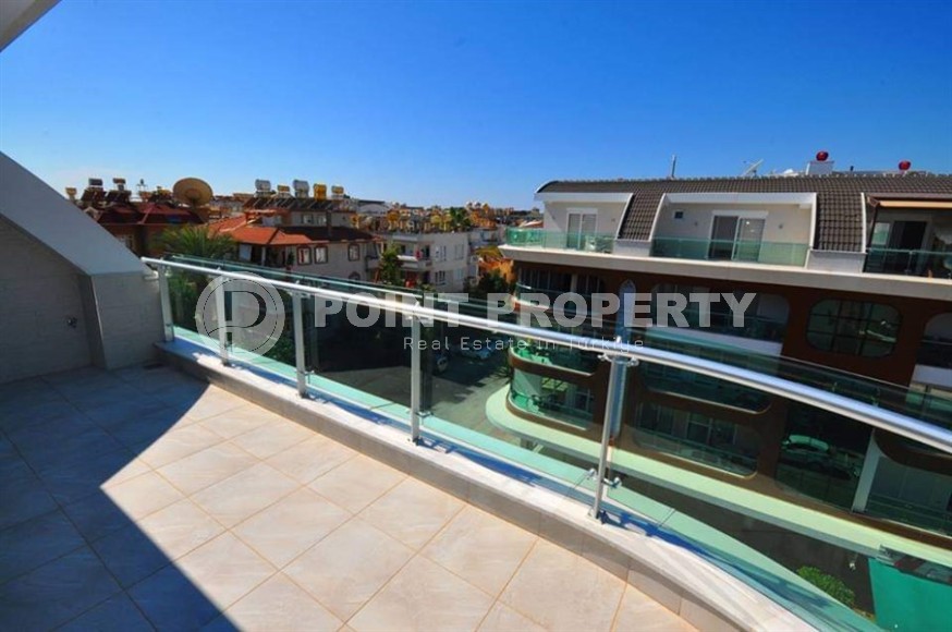 Просторная двухуровневая квартира с тремя спальными комнатами, на 5-м этаже с мансардой, в центре Аланьи-id-7028-фото-17