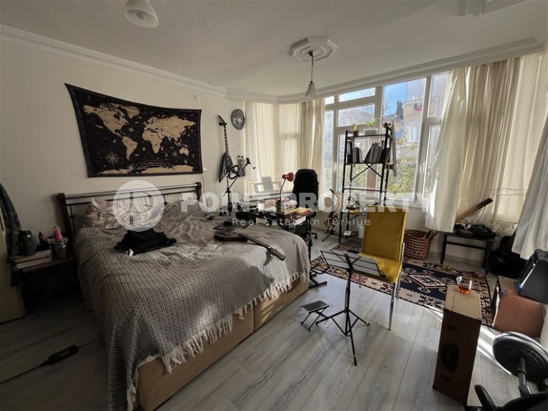 Апартаменты с тремя спальными комнатами и отдельной кухней, на 3-м этаже в доме 2007 года постройки-id-7037-фото-6