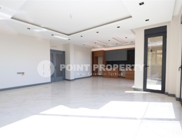 Просторная двухуровневая квартира с собственным садом в элитном районе Аланьи - Тепе-id-7090-фото-3