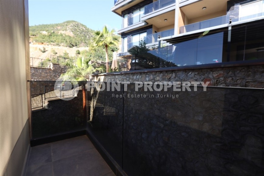 Просторная двухуровневая квартира с собственным садом в элитном районе Аланьи - Тепе-id-7090-фото-15