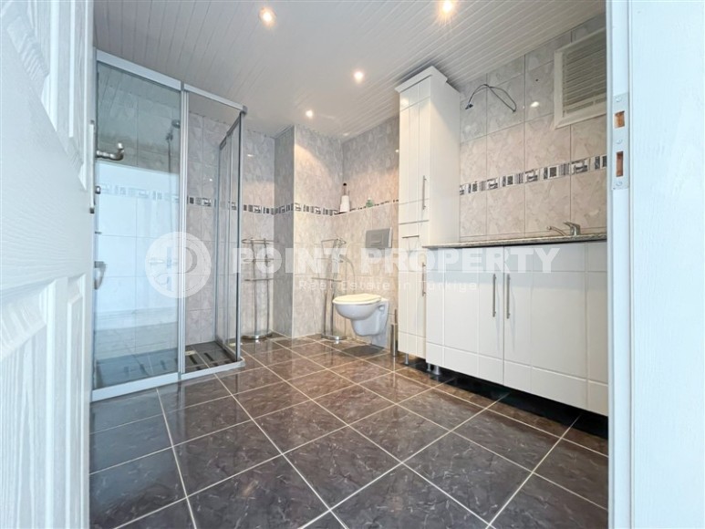 Двухуровневая квартира с панорамным видом на море и горы, на 9-м этаже с мансардой, в центре района Тосмур-id-7110-фото-11