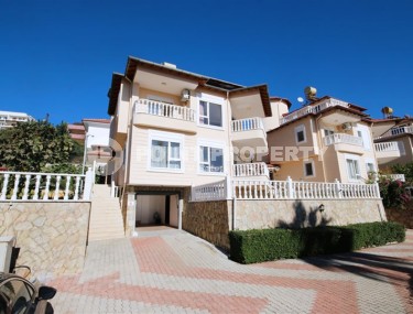 Отдельно стоящая двухэтажная вилла с видом на море, в 650 метрах от роскошного песчаного пляжа и набережной-id-7228-фото-1