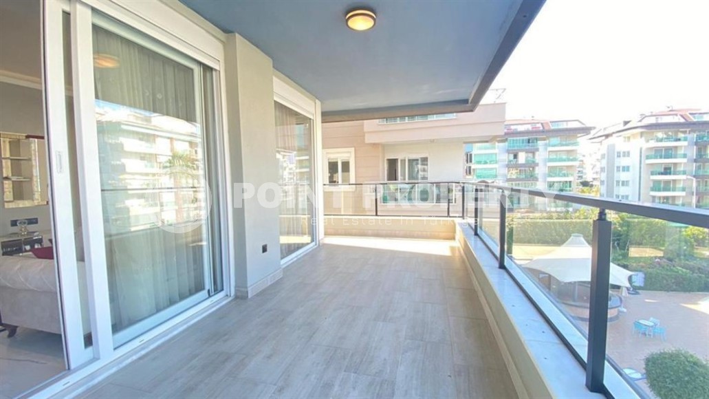 Bright, atmospheric apartment on the first line from the sea, in the center of the prestigious area of Alanya - Kestel-id-7231-photo-8