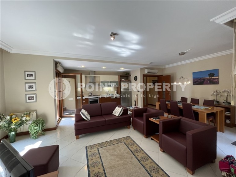 Apartment with a luxurious location on the first line from the sea, a few minutes walk from the center of Alanya-id-7272-photo-2