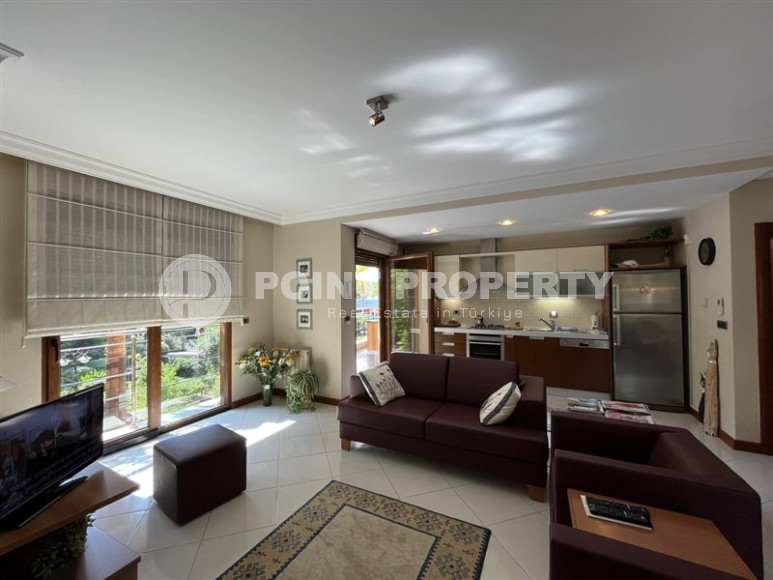 Apartment with a luxurious location on the first line from the sea, a few minutes walk from the center of Alanya-id-7272-photo-3