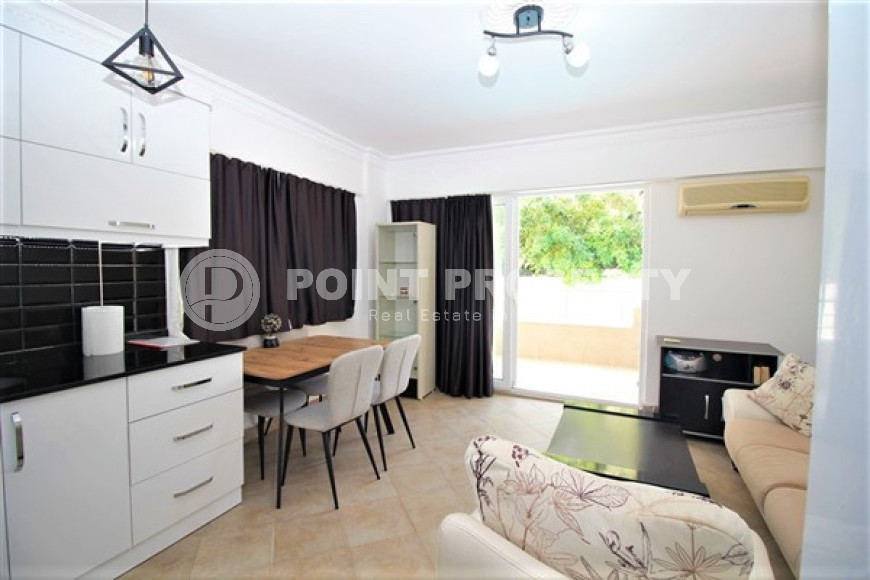 One bedroom apartment, 55m², in a complex with a swimming pool 100m from the sea in Oba, Alanya.-id-1571-photo-3