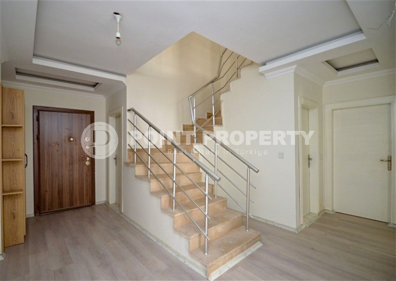 Большая двухуровневая квартира с панорамным видом на город и горы, в полутора километрах от моря-id-7427-фото-6