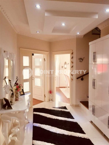 Spacious five-bedroom penthouse, 300m², in the center of Alanya, Buykhasbahce district.-id-1582-photo-3