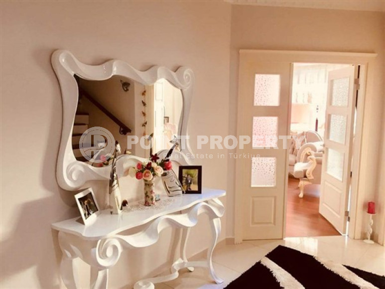 Spacious five-bedroom penthouse, 300m², in the center of Alanya, Buykhasbahce district.-id-1582-photo-4