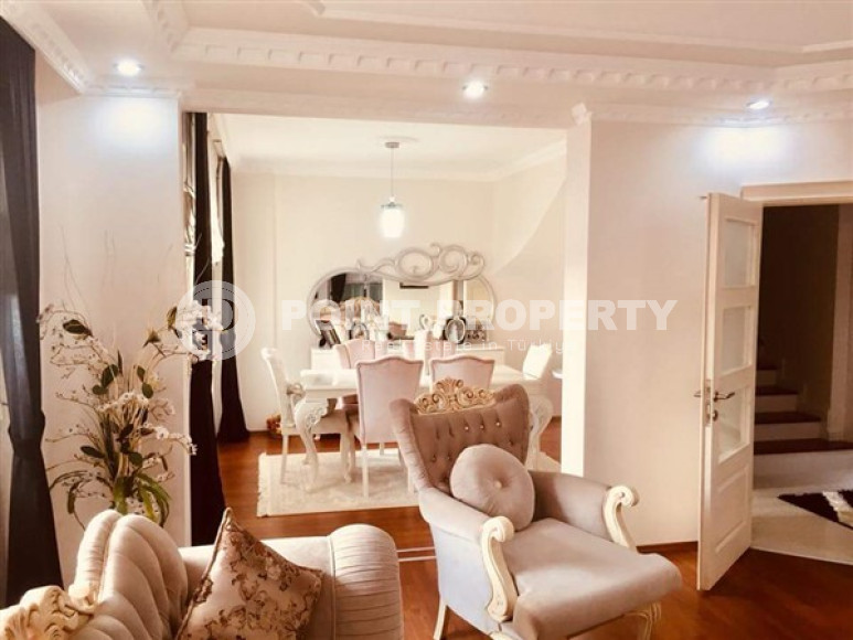 Spacious five-bedroom penthouse, 300m², in the center of Alanya, Buykhasbahce district.-id-1582-photo-8