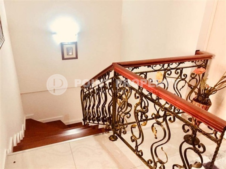 Spacious five-bedroom penthouse, 300m², in the center of Alanya, Buykhasbahce district.-id-1582-photo-28