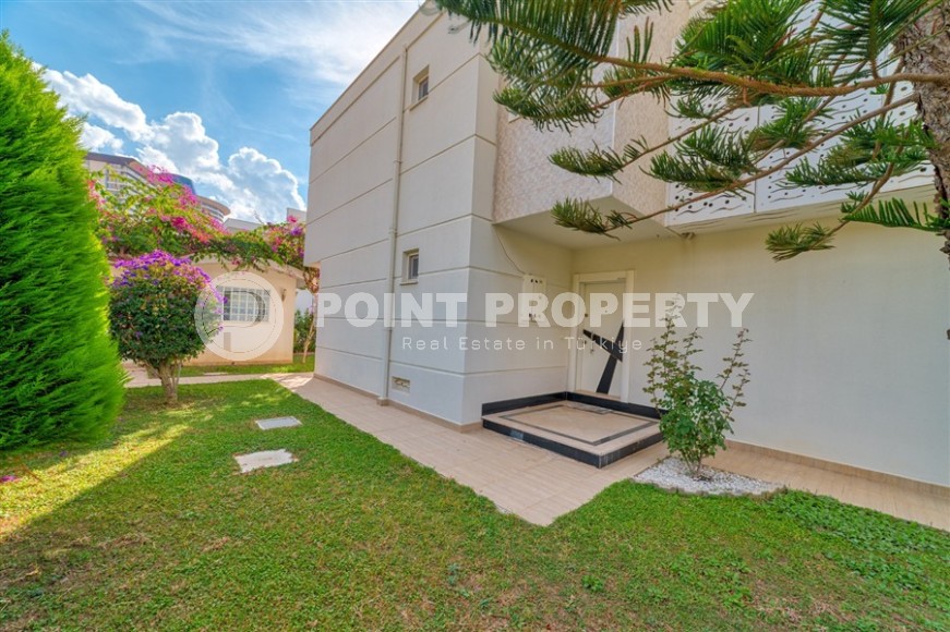 Атмосферная двухэтажная вилла с бассейном и цветущим садом, в 2200 метрах от моря-id-7556-фото-30